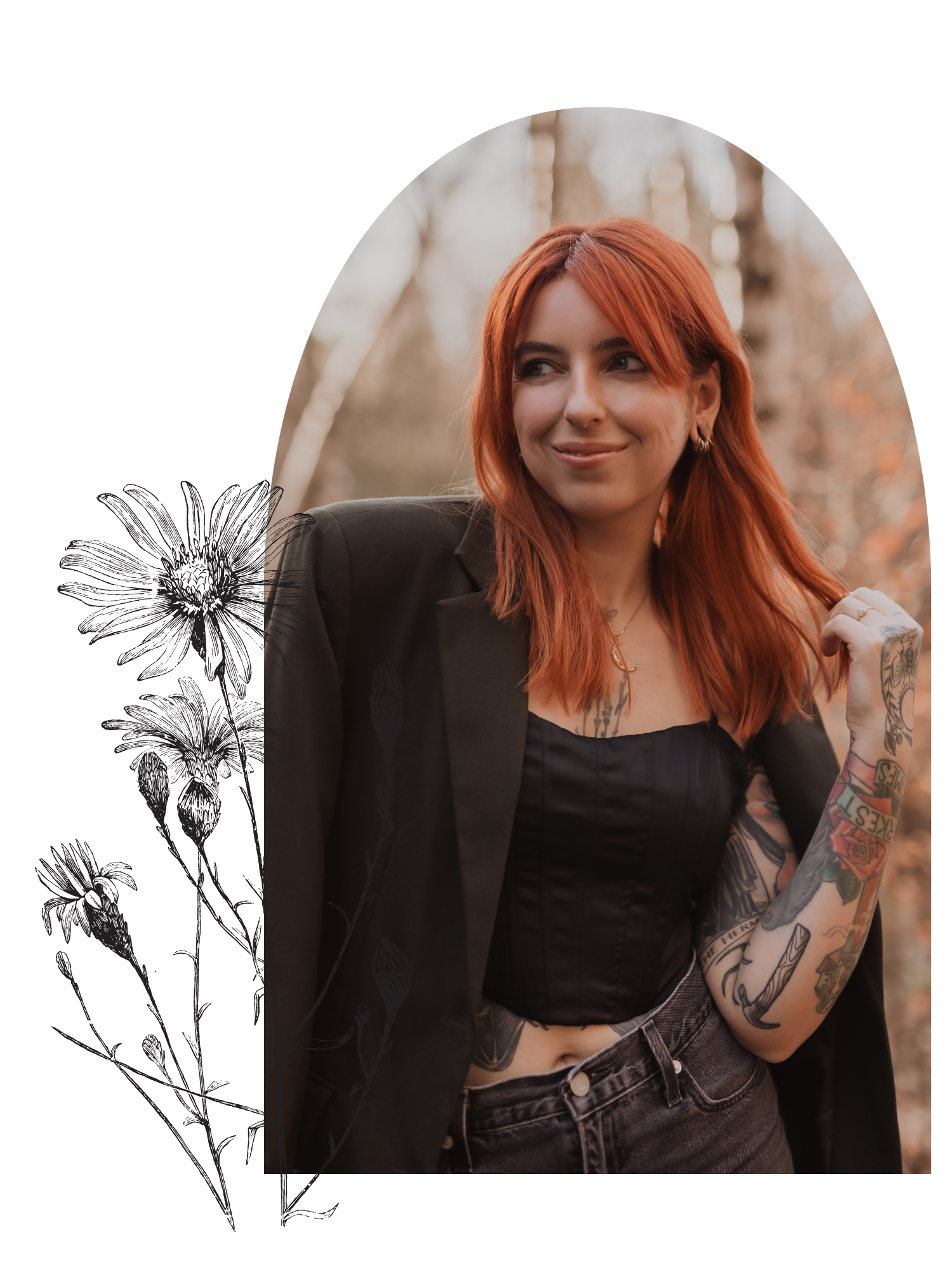 Eine Frau mit roten Haaren, gekleidet in ein schwarzes schulterfreies Top, einen dunklen Blazer und Jeans, steht mit einem leichten Lächeln im Freien. Ihre Arme sind mit mehreren Tattoos bedeckt. Im Hintergrund sind Bäume und sanftes Licht zu sehen, eingerahmt von einem Bogen mit Blumenillustrationen auf der linken Seite – eine ideale Kulisse für ein Familienshooting im Fotoshooting-Paket von Tasha Ender Photography.
