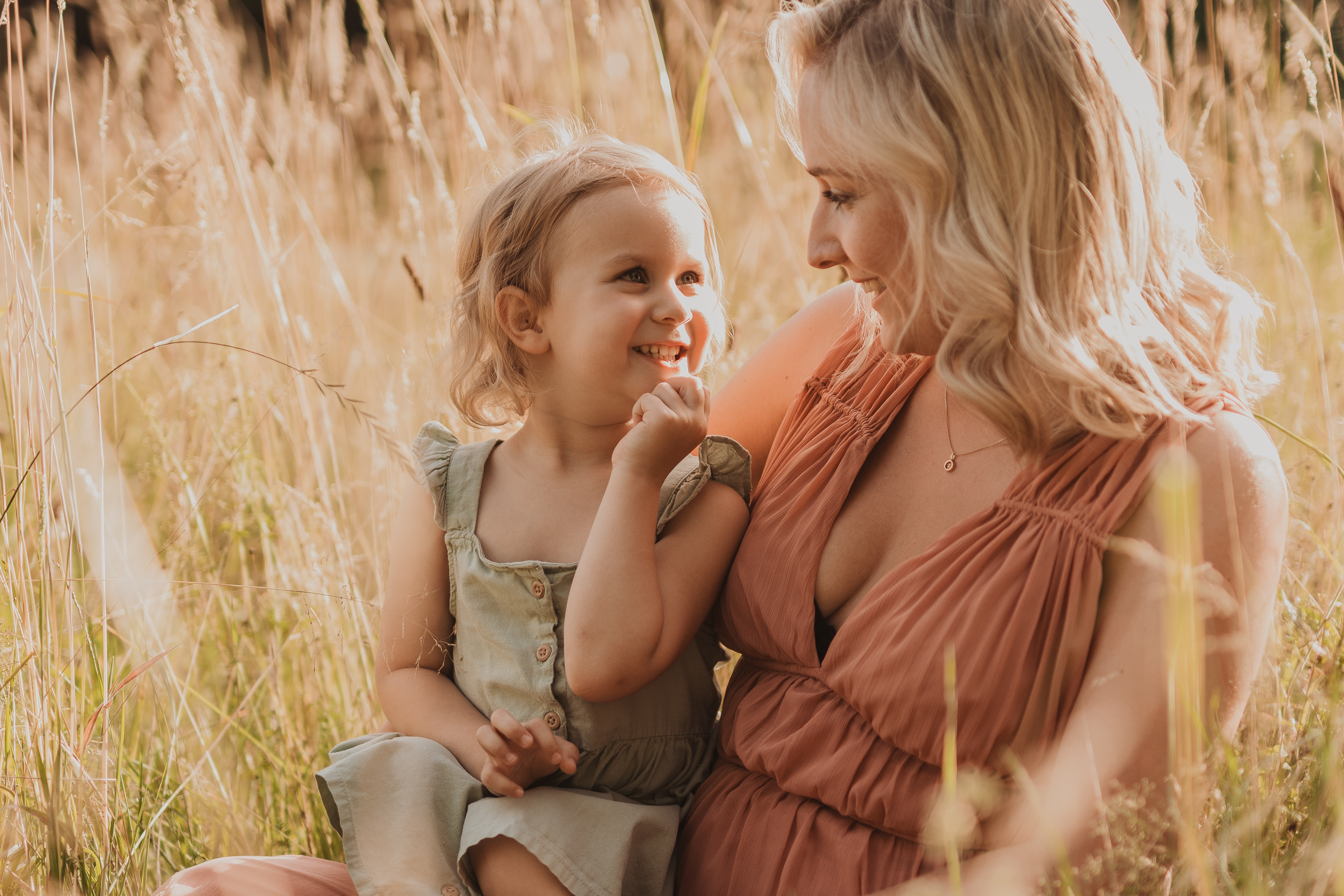 Mama und Tochter bei einem emotionalen Sunset Fotoshooting