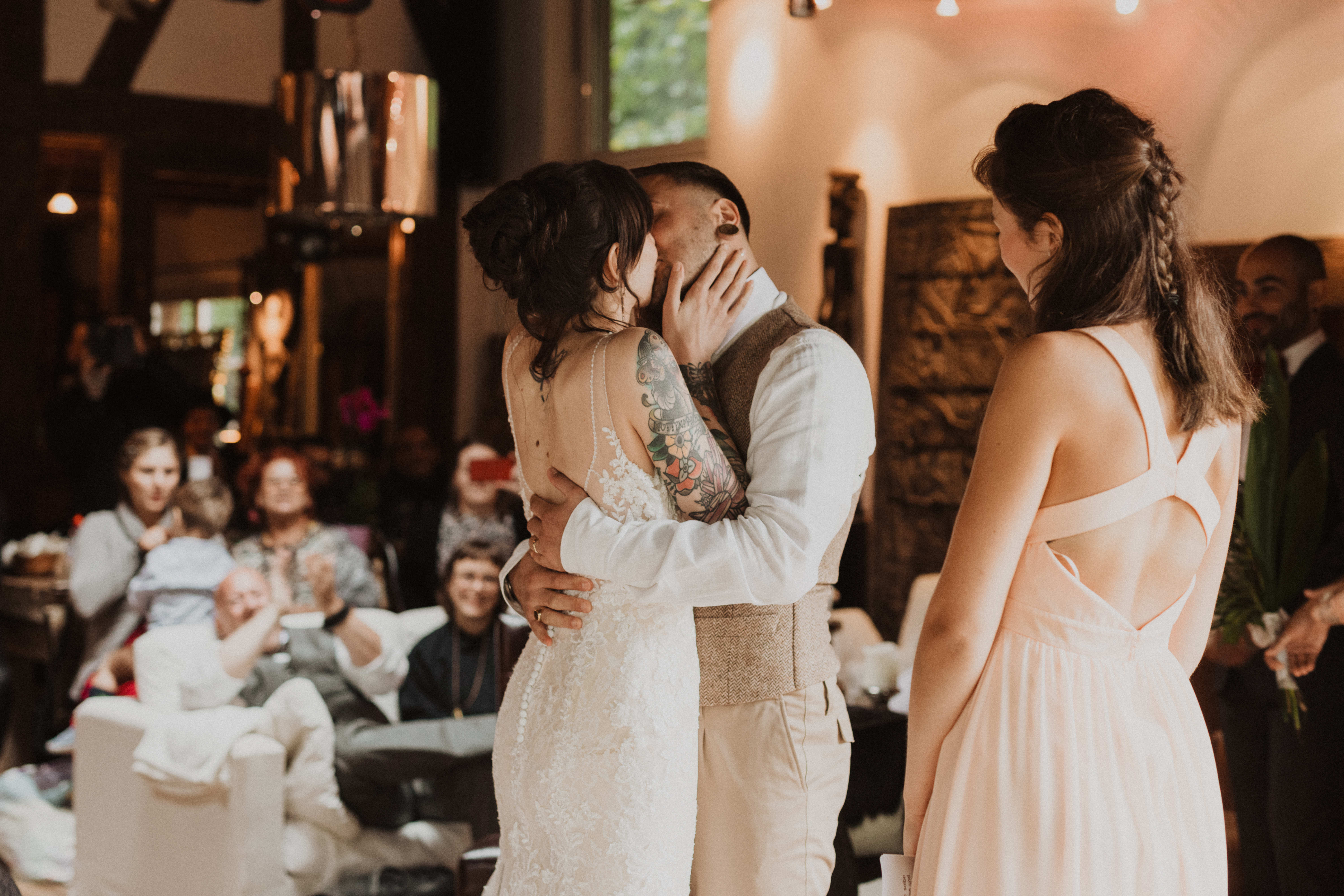 Der erste Kuss eines frisch verheirateten Paares während ihrer freien Trauung. Perfekt eingefangen wurde der emotionale Moment von der erfahrenen Hochzeitsfotografin Tasha Ender Photography.