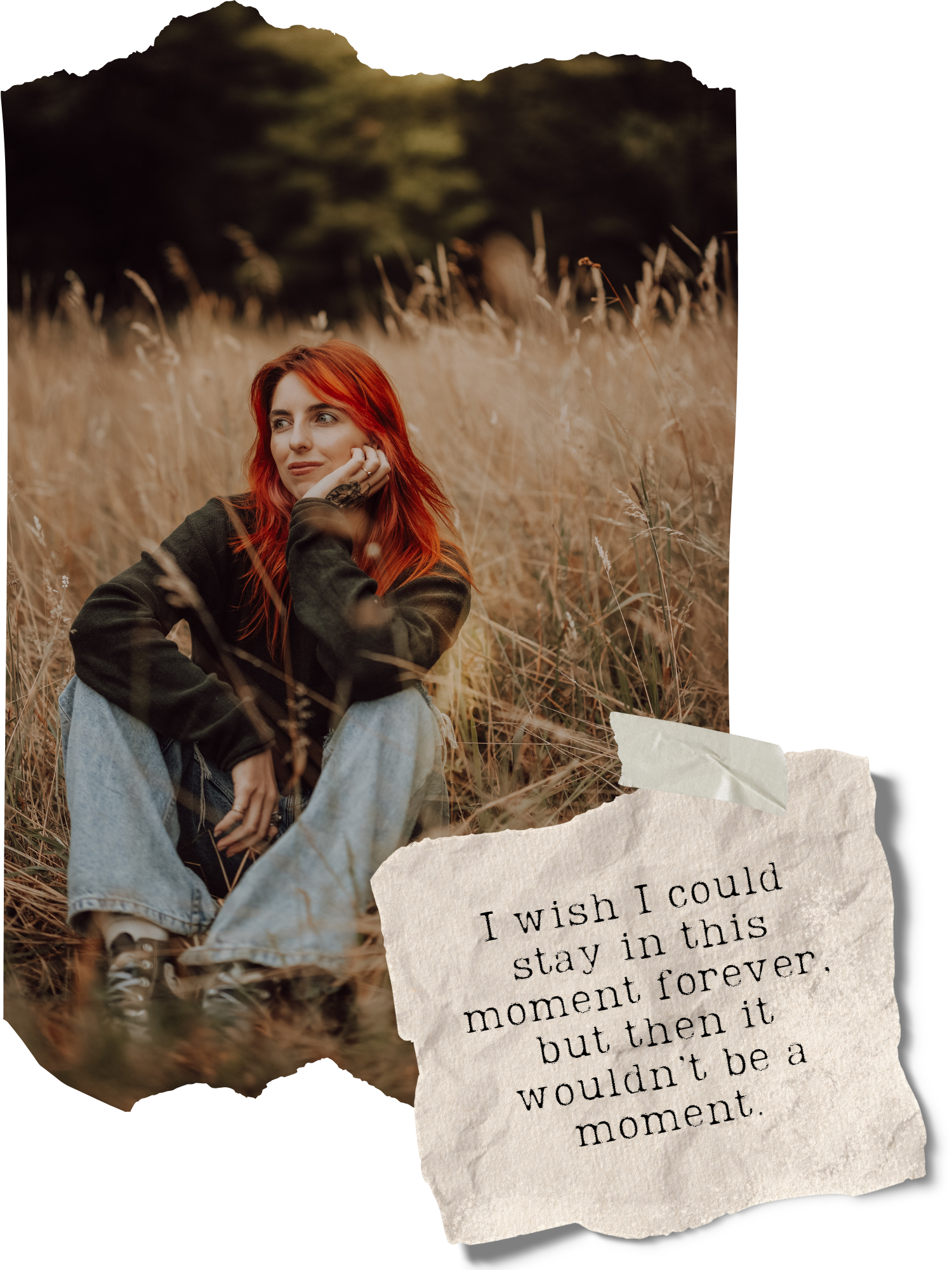 Eine Frau mit leuchtend rotem Haar sitzt inmitten eines Feldes mit hohem Gras, ihr Kinn ruht sanft auf ihrer Hand, während sie nachdenklich in die Ferne blickt. In der Ecke steht auf einem zerrissenen Stück Papier: „Ich wünschte, ich könnte für immer in diesem Moment bleiben, aber dann wäre es kein Moment.“ Diese heitere Szene wurde vom Fotoshooting-Service von Tasha Ender Photography wunderschön eingefangen.