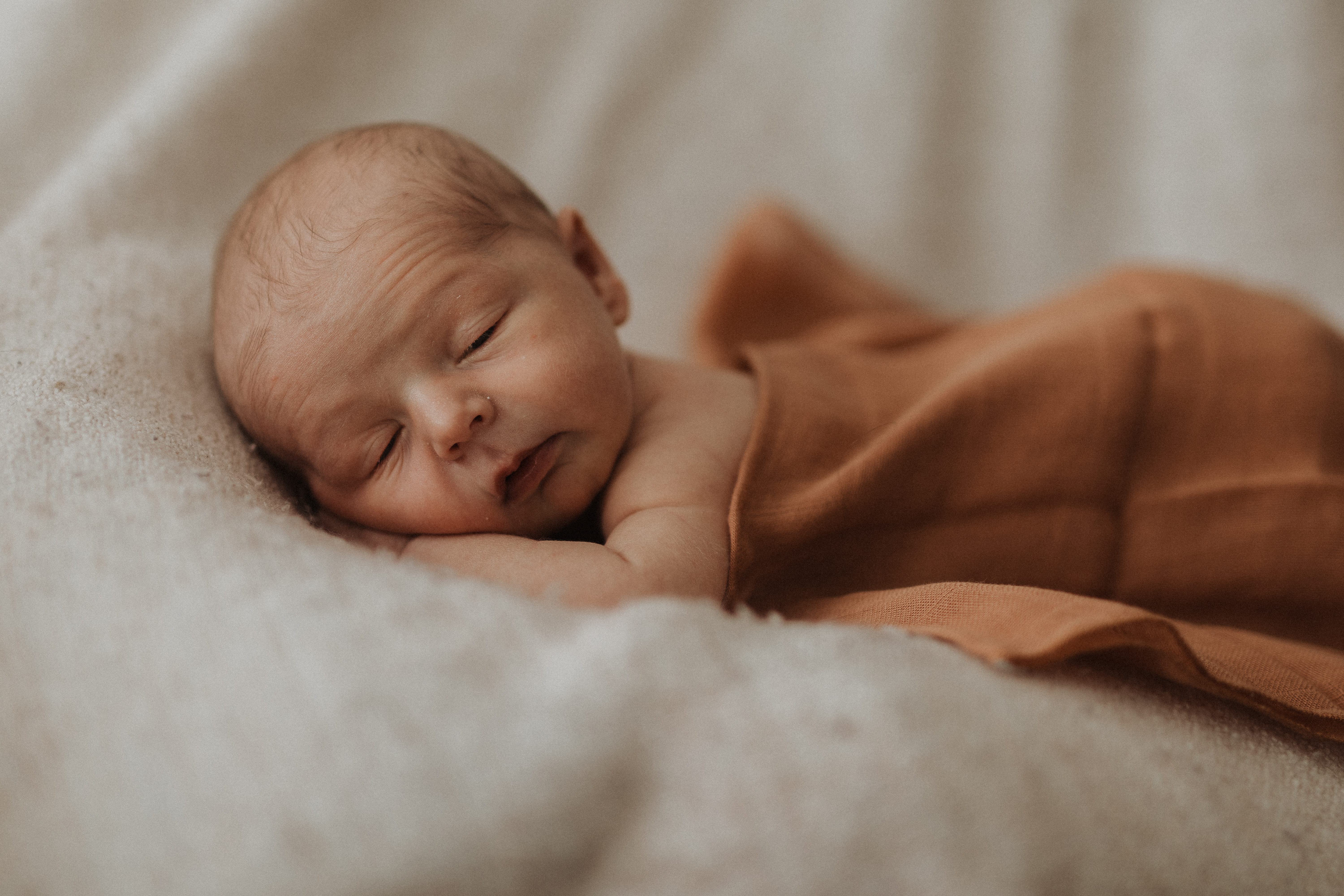 Foto eines schlafenden Babys während eines Newborn-Fotoshootings.