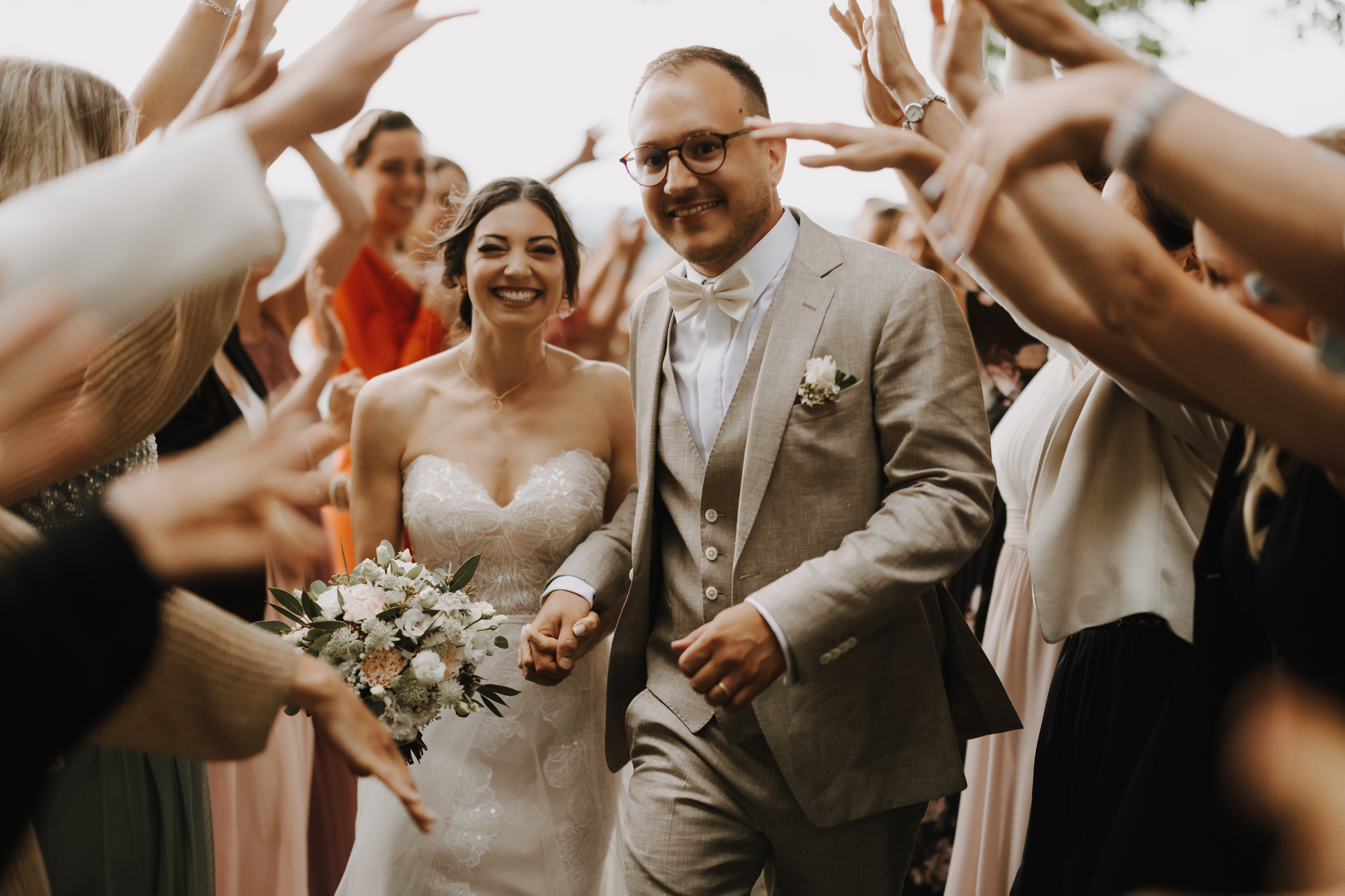 Emotionale Momentaufnahme eines Brautpaars an der Hochzeit